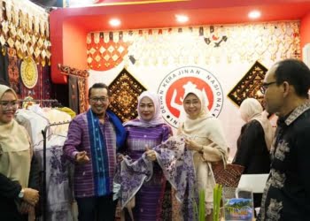 Pameran Inacraft, Bupati Tanah Datar Kunjungi Stand Pameran Deskranasda
