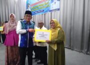 Wako Hendri Septa Serahkan Dana Operasional RT/RW se-Kecamatan Padang Timur