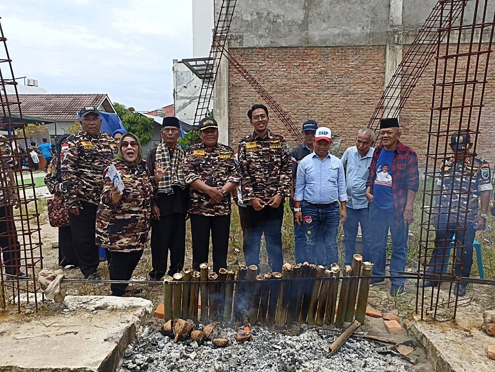 Bacaleg DPRD Dapil 1 Sumbar dari Partai Demokrat Ginno Irwan saat melihat proses malamang, Minggu (19/3). FARDIANTO