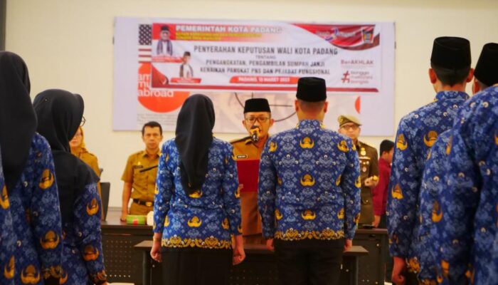 Wali Kota Padang Lantik 110 CPNS Jadi PNS dan Sejumlah Pejabat Fungsional