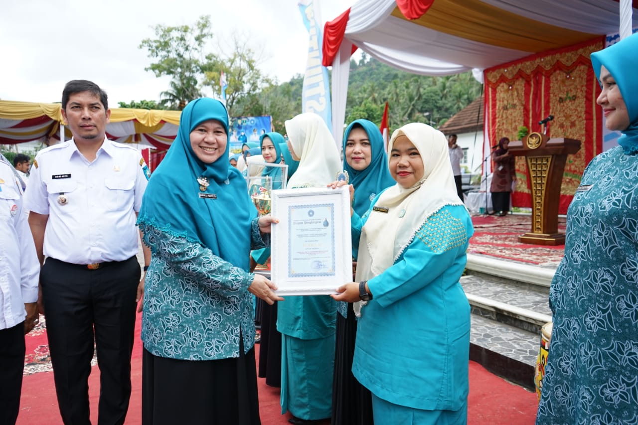 Saat Dasawisma Cempaka 7 Sampu menerima penghargaan langsung oleh TP-PKK Sumatra Barat bersama Wali Kota Sawahlunto di Kota Sawahlunto, Rabu (1/3). IST