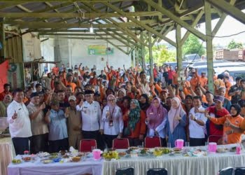 Wujud Syukur Raih Adipura, Wako Hendri Septa Jamu Ratusan Pasukan Oranye Makan Siang