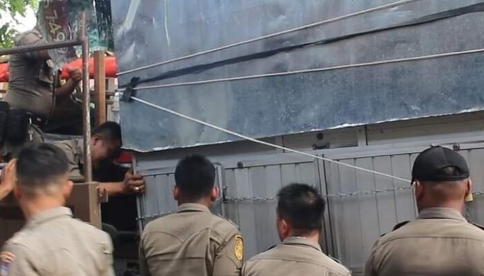 Abaikan Peringatan Petugas, Lapak-lapak PKL di Sepanjang Trotoar Jalan Disita Satpol PP Padang