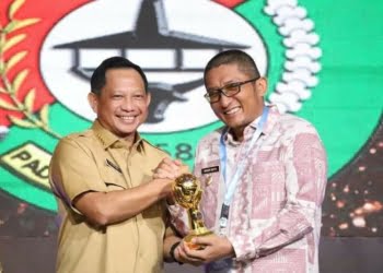 Wali Kota Padang Terima UHC Award 2023