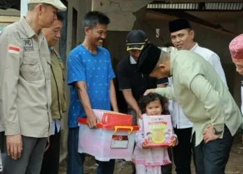 Wagub Sumbar Serahkan Bantuan untuk Korban Banjir Bandang Kabupaten Solok