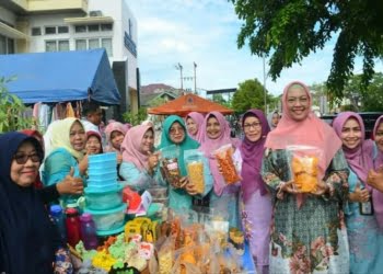 Berbagi Keberkahan Bulan Ramadan, Ketua TP-PKK Genny Hendri Septa Apresiasi Bazar Pakaian Murah di Kantor Camat Padang Utara