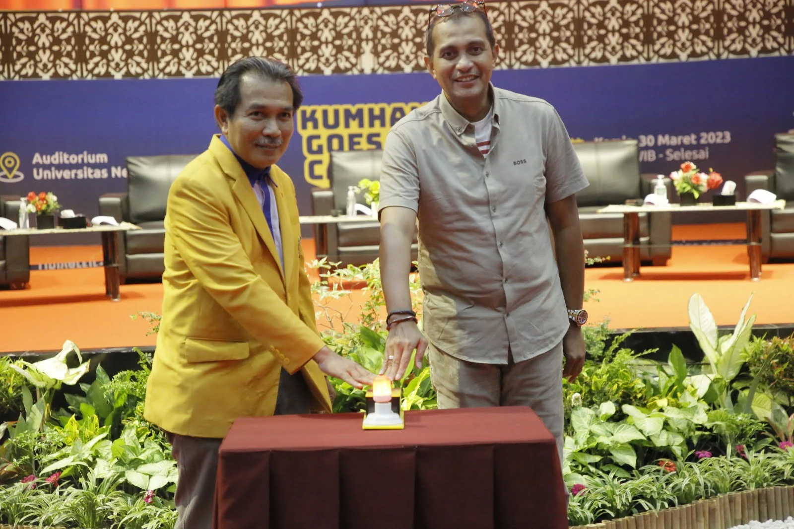 Wakil Menteri Hukum dan Hak Asasi Manusia (Wamenkumham) RI Edward Omar Sharif Hiariej bersama Wakil Rektor I UNP, Refdinal, meresmikan 12 program studi (prodi) baru di Universitas Negeri Padang (UNP) Kamis (30/3) di Auditorium UNP. IST/HUMASUNP