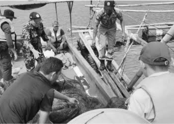 DKP Bersama Tim Dirpolairud Polda Sumbar Tertibkan Belasan Alat Tangkap Bagan Ilegal di Danau Singkarak