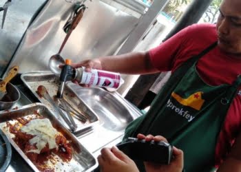 Makan Ayam Seekor nan Dagingnya Lembut, Gurih, serta Pedasnya Pas, Hanya Ada di Geprekfey