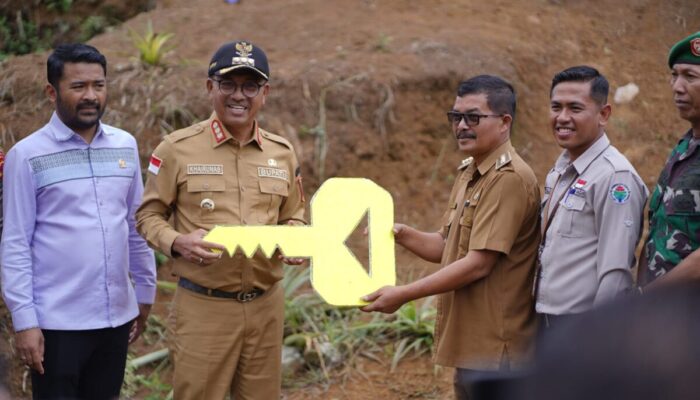 Solok Selatan Kembali Serahkan Bantuan Ekskavator, Khairunas: Mampu Tingkatkan Partisipasi Masyarakat