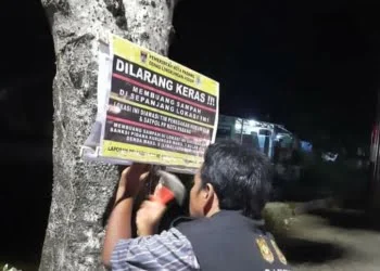 DLH Padang Pasang Palang Larangan Membuang Sampah di TPS Liar