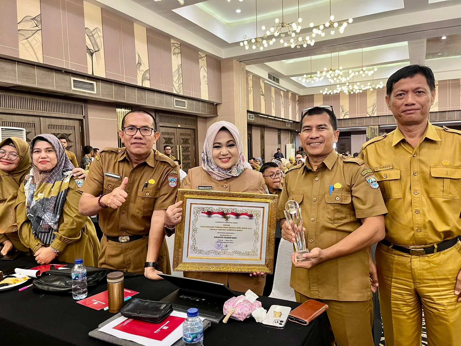 Kepala Bappelitbangda Kabupaten Pasaman Barat, Harlina Syahputri, SH MM bersama tim menerima penghargaan PPD tingkat Sumbar. Osniwati