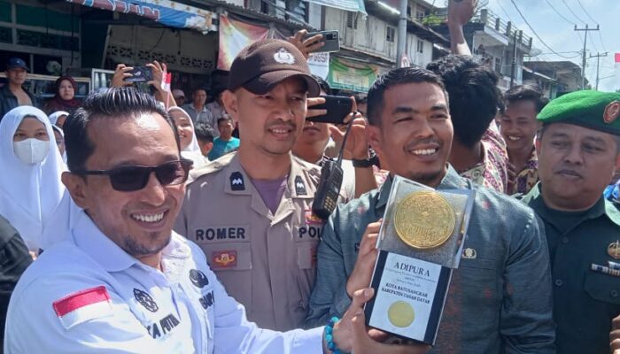 Keenam Kalinya, Piala Adipura Diarak Bupati Eka Putra dari BIM Menuju Gedung Indo Jalito Batusangkar