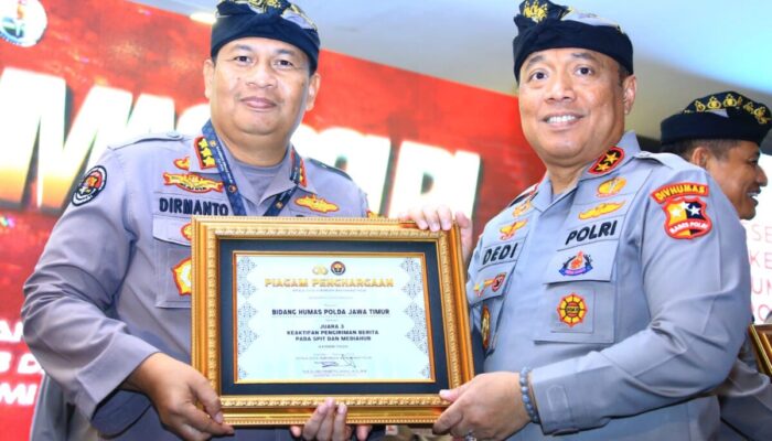 Penghargaan Kadivhumas Pada Saat Rakernis Humas Polri