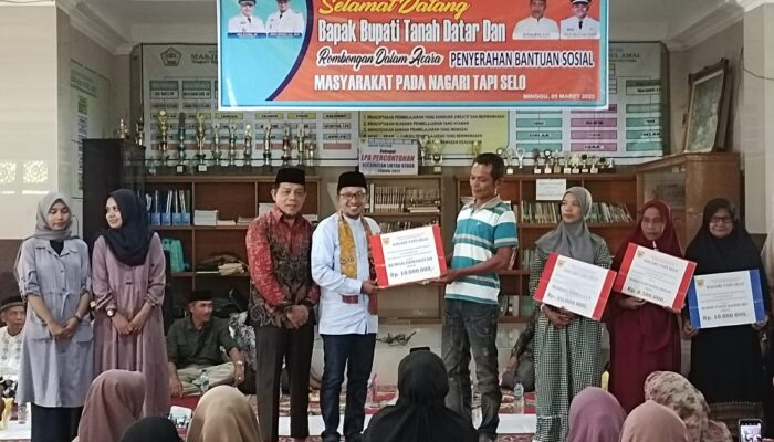 Bupati dan DPRD Tanah Datar Serahkan BKBK Pada Masyarakat Penerima Manfaat