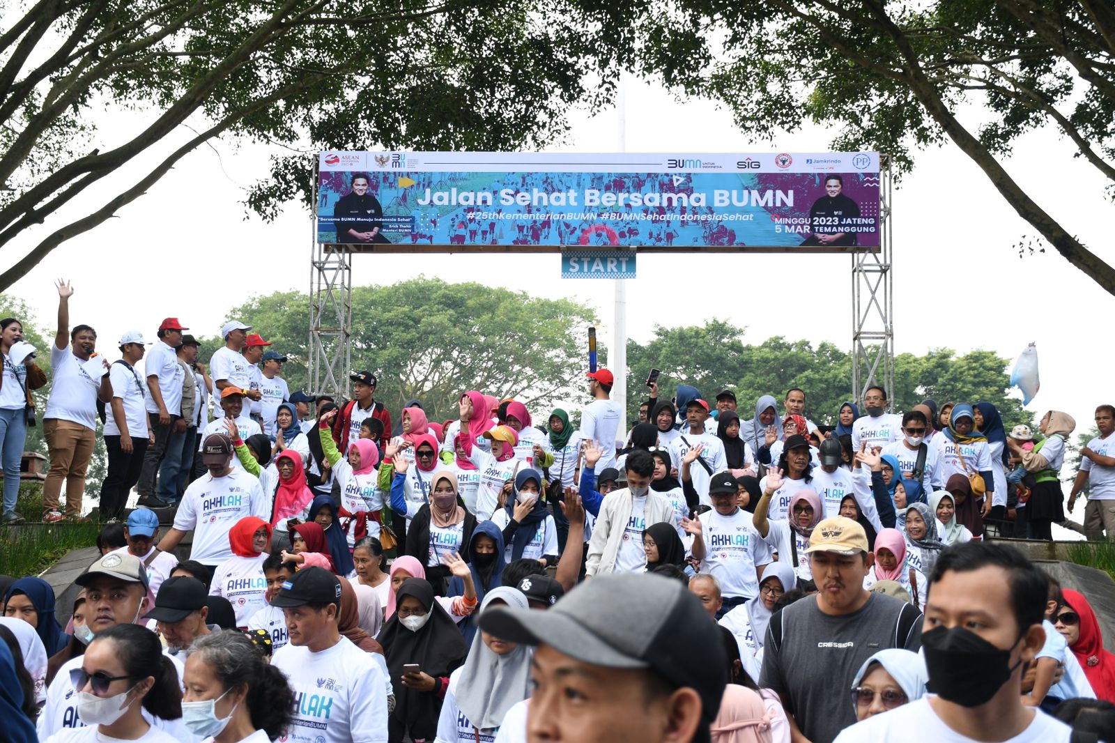 Peringati HUT BUMN Ke-25, Semen Padang Semarakkan Jalan Sehat Di Temanggung