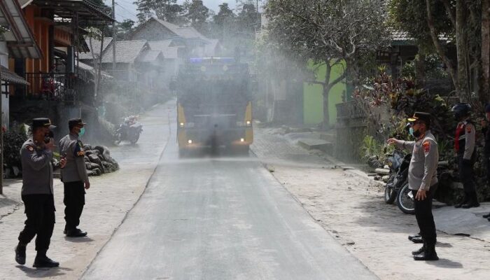 Bergerak Cepat, Tim Gabungan Bantu Bersihkan Jalan Dampak Abu Vulkanik Usai Erupsi Merapi