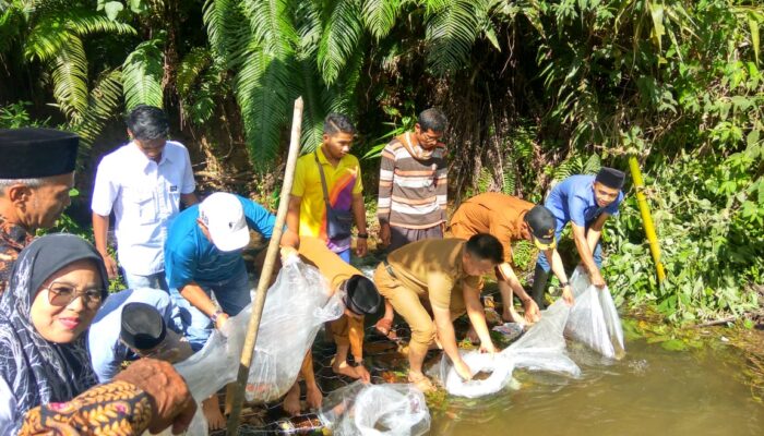 Nagari Kuranji Hulu Tebar Benih Ribuan Ikan Gariang dan Nila