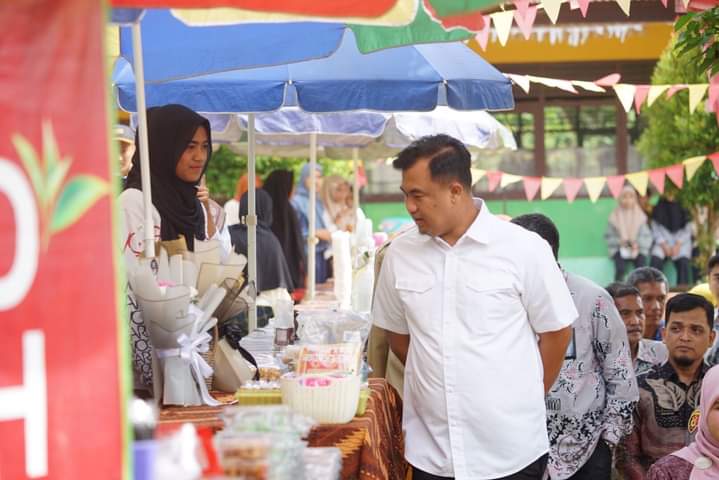 Saat kunjungan Bupati Dharmasraya ke SMAN 2 Pulau Punjung dalam rangka acara perpisahan. BADRI.
