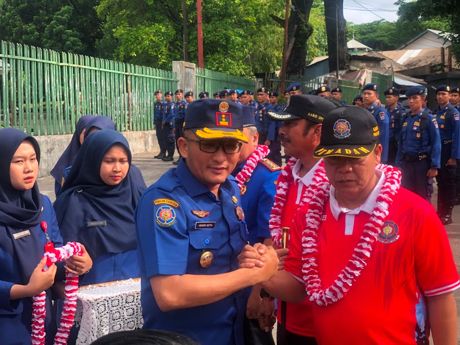 Wali Kota Hendri Septa menyambut kedatangan kontingen nasional Damkar Padang. DARWINA.