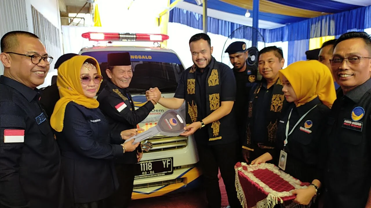Ketua DPW Partai NasDem Sumbar Fadly Amran bersama Ketua DPD Partai NasDem Kota Padang Osman Ayub, Sekretaris DPD Syamsu Rizal dan Ketua DPC Nanggalo Meijanti Osman saat meresmikan pemakaian ambulan DPC Partai NasDem Kecamatan Nanggalo, Minggu (19/3/2023). Ist