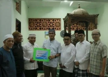 Rida Ananda, Serahkan Dana Hibah untuk Masjid Arafah Tanjuang Gadang Sungai Pinago, Payakumbuh