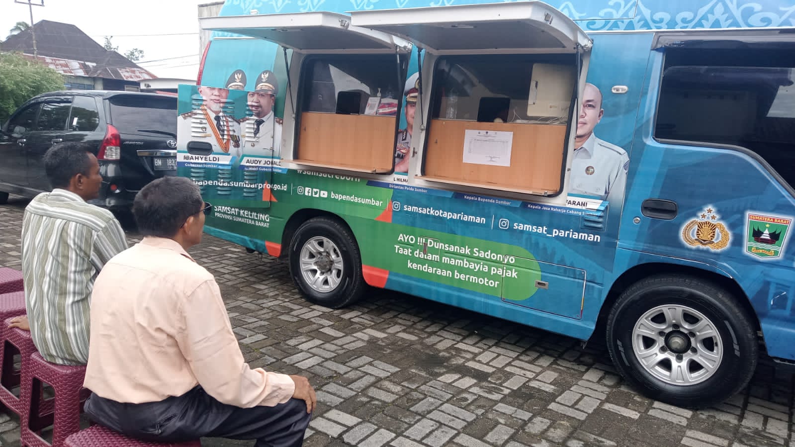 Mobil Pelayanan Samsat Keliling dari Samsat Pariaman sedang melakukan pelayanan kepada masyarakat di Kota Pariaman, Kamis (2/3). YUHENDRA