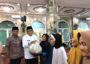 Sebanyak 405 Mustahik Dapat Sembako di Kecamatan Nanggalo
