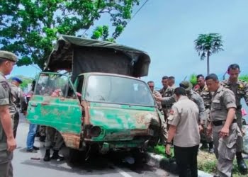 Satpol PP Padang Tertibkan PKL Buah Depan PJKA