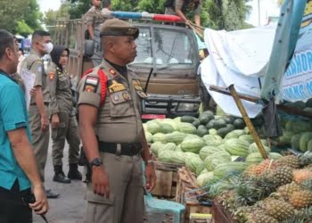 Lapak PKL yang Berjualan di Atas Fasum Ditertibkan Satpol PP Padang