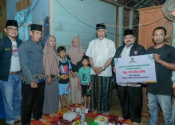 Baznas Sumbar Beri Bantuan RTLH kepada Salah Seorang Warga Talang Payakumbuh