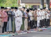 Usai Salat Idulfitri 1444 H, Ratusan Jemaah Silaturahmi dengan Gubernur dan Wakil Gubernur Sumbar
