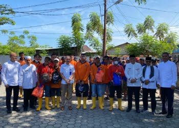 Bank Nagari Bagikan 1.580 Paket Sembako untuk Petugas Kebersihan