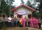 Nenek Masdiana Tersenyum Bahagia, Terima Kunci Rumah dari Kapolres Pasbar AKBP Agung Basuki