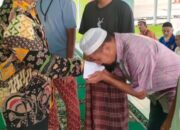 Kalapas Kelas IIB Lubuk Basung Serahkan Zakat Fitrah kepada WBP