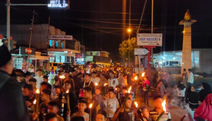 Semarak Takbiran di Padang Panjang! Anak Nagari Gunuang Pawai Obor, Masyarakat Tumpah Ruah Turun ke Jalan