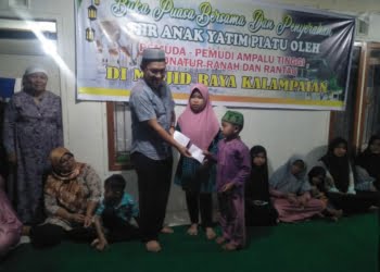 Pemuda Ampalu Tinggi Bagi-Bagi THR Pada Anak Yatim