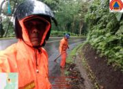 Lalu Lintas Diguyur Hujan Lebat, BPBD Banyuwangi Lakukan Pembersihan Drainase untuk Pastikan Keamanan Pemudik