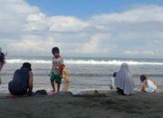 Disisa Libur Lebaran, Pantai Padang Masih Menjadi Pilihan Wisatawan