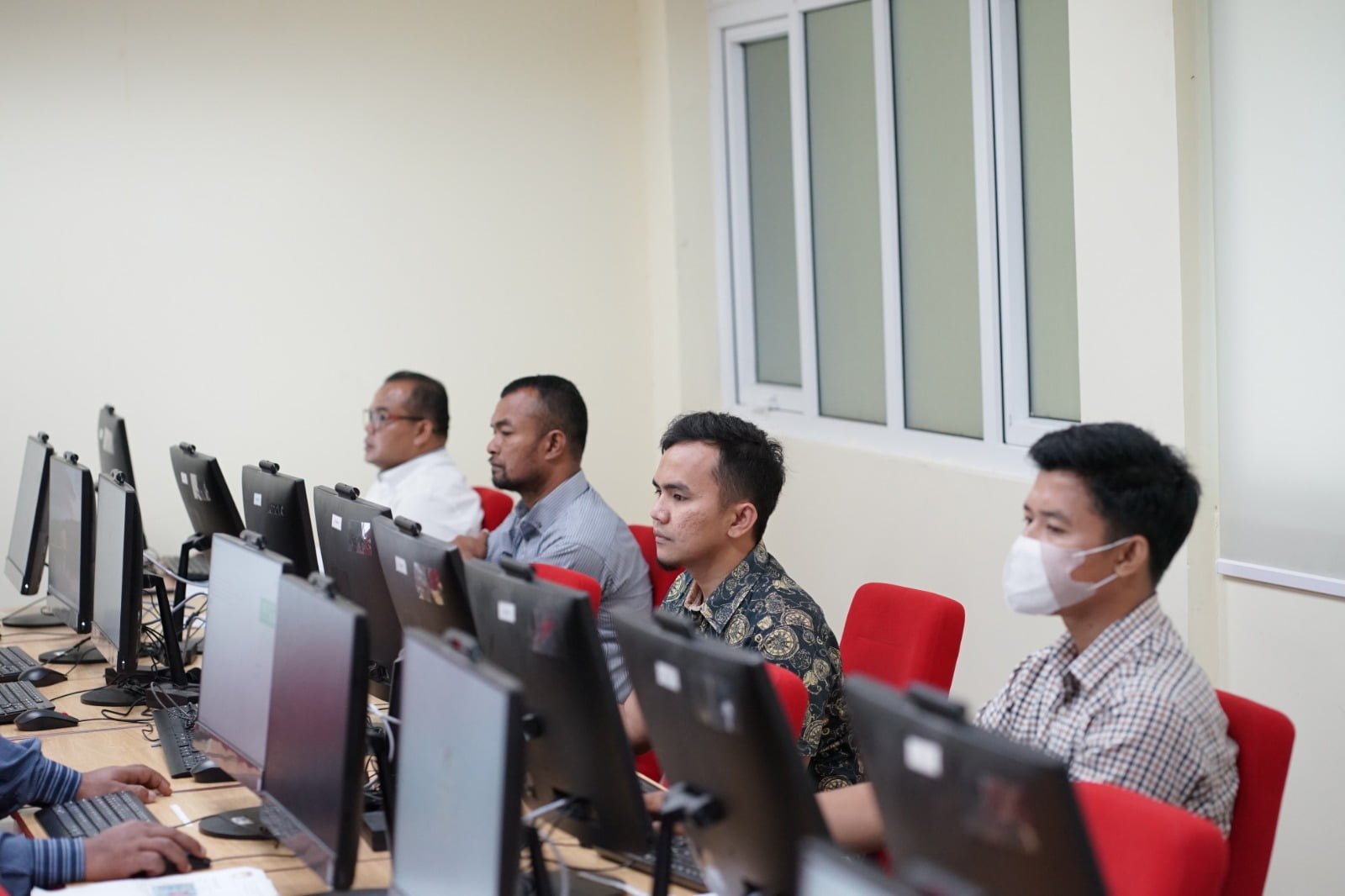 Calon anggota KPU untuk 15 kabupaten dan kota saat mengikuti tes tertulis, di PPG UNP, pada 30 Maret lalu. IST