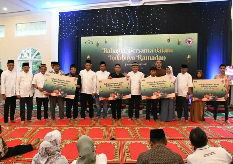 DIREKSI PT Semen Indonesia (Persero) Tbk (SIG) menyeragkan bantuan secara simbolis saat Safari Ramadan SIG Group bersama 100 anak panti asuhan di Kota Padang, Kamis (6/4) malam. IST