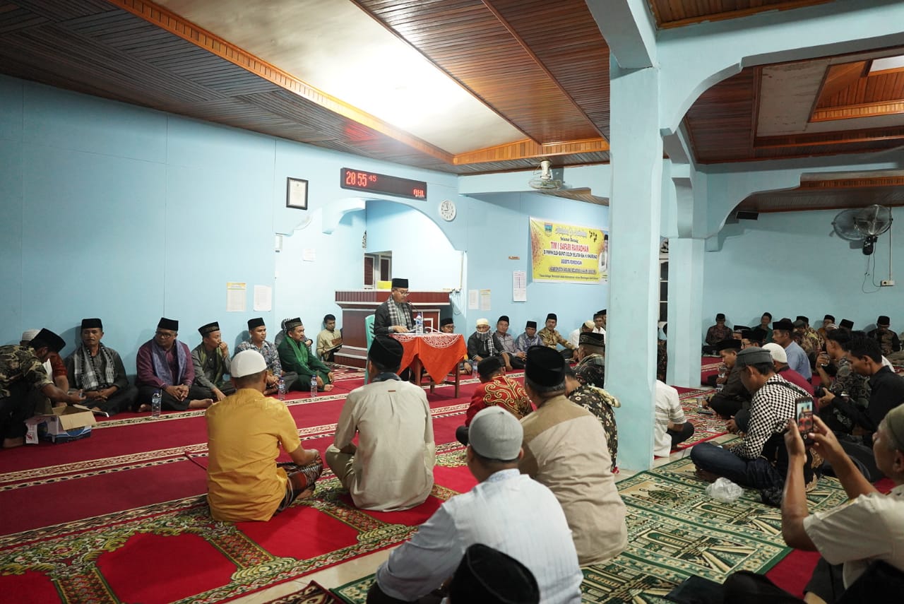 Bupati Solsel, Khairunas di depan para jamaah menyosialisasikan upaya-upaya pembangunan yang dilakukan Pemkab Solsel di Sungai Kunyit Barat, Solok Selatan, Kamis (30/3) kemarin. IST
