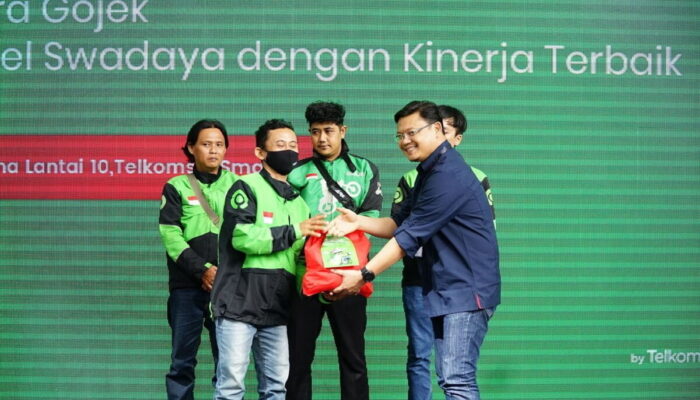 Rutin Beli Paket Internet Swadaya, 250 Gojek Terima Paket Sembako dari Telkomsel