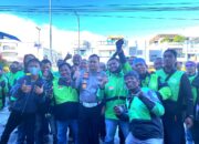 Ramadan Barokah, Ditlantas Polda Sumbar Bagi-Bagi Nasi Kotak Pada Driver Ojol