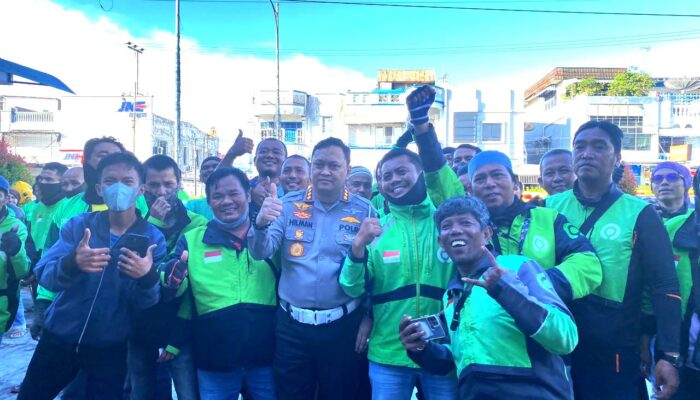 Ramadan Barokah, Ditlantas Polda Sumbar Bagi-Bagi Nasi Kotak Pada Driver Ojol