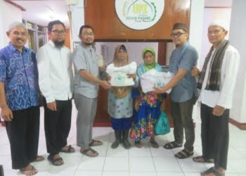UPZ Baznas Semen Padang Salurkan 288 Paket Lebaran untuk Dhuafa