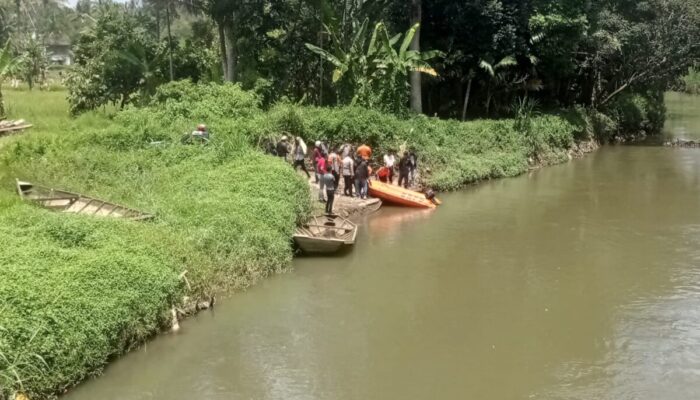 Orang Hanyut di Jorong Titih, Tim BPBD Agam Menyusuri Sungai dengan Kapal Karet