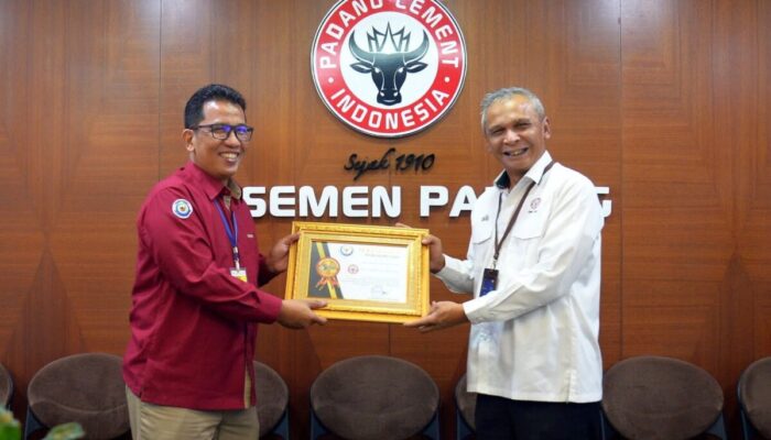 Dukung Gerakan BCL Lewat Nabuang Sarok, Semen Padang Terima Penghargaan dari KKP