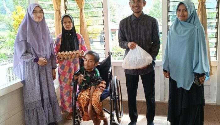 Al Azhar Serahkan Sembako Pada 24 Penyandang Disabilitas