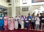 Pemerintah Desa Sikapak Timur Bersama Pengurus Masjid Taqwa Serahkan Santunan Pada Anak Yatim